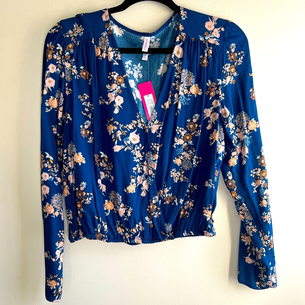 NWT-navy floral top with elastic waist and snap closure
